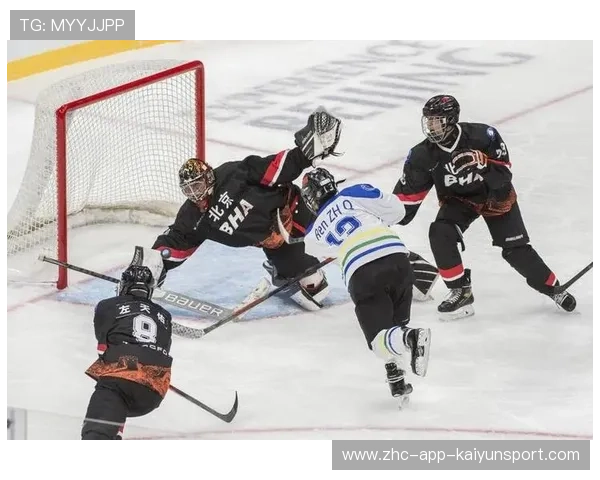 冰球前锋强撞破门，裁判示意有效